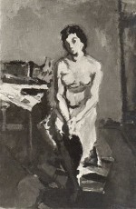 Femme brune assise, mains et jambes croisées