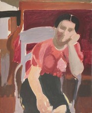 Femme accoudée au fauteuil gris