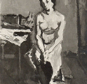 Femme brune assise, mains et jambes croisés