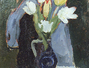 Vase bleu roi, tulipes blanches et jaunes