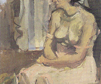 Femme assise les bras croisés