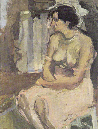 Femme assise les bras croisés