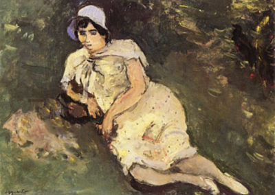 Femme au chapeau bleu se reposant dans un paysage