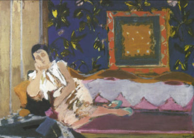 Jeune femme au canapé